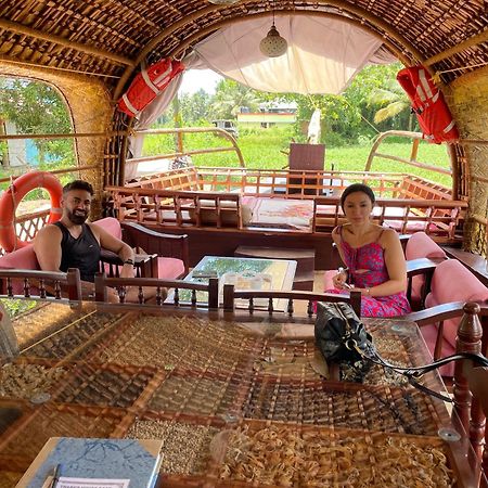 Hotel Thara'S Houseboat Alappuzha Esterno foto