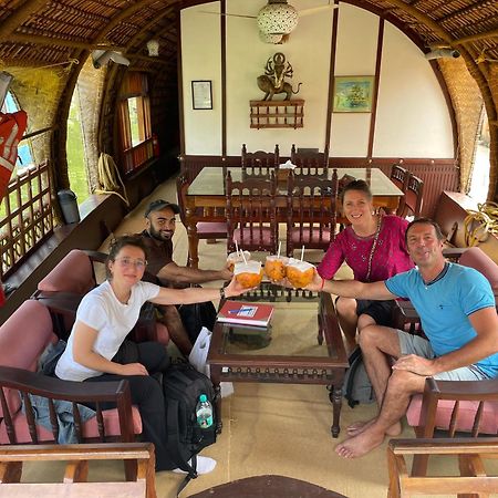 Hotel Thara'S Houseboat Alappuzha Esterno foto
