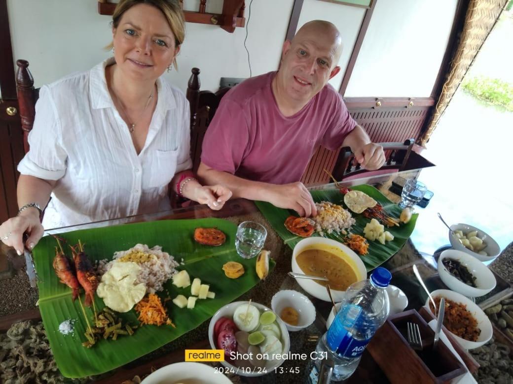 Hotel Thara'S Houseboat Alappuzha Esterno foto